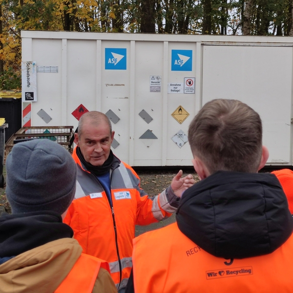 Ausbilder erläutert den Recyclinghof