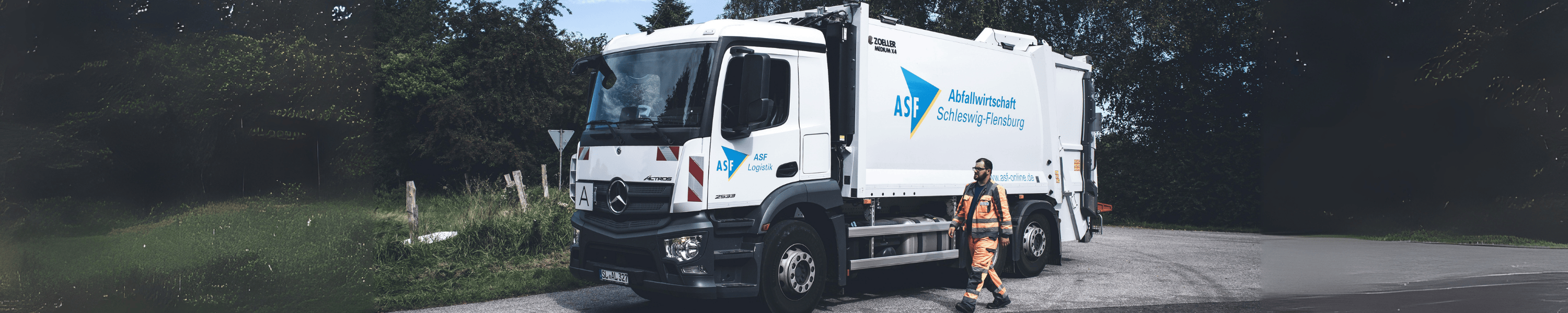 Werker schiebt Tonne Werker schiebt Tonne