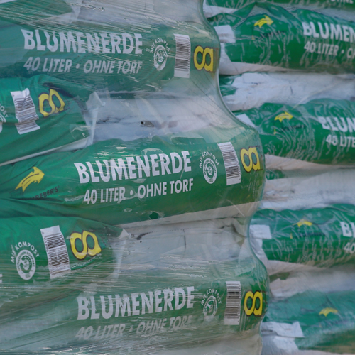 Säcke mit Blumenerde auf Palette gestapelt